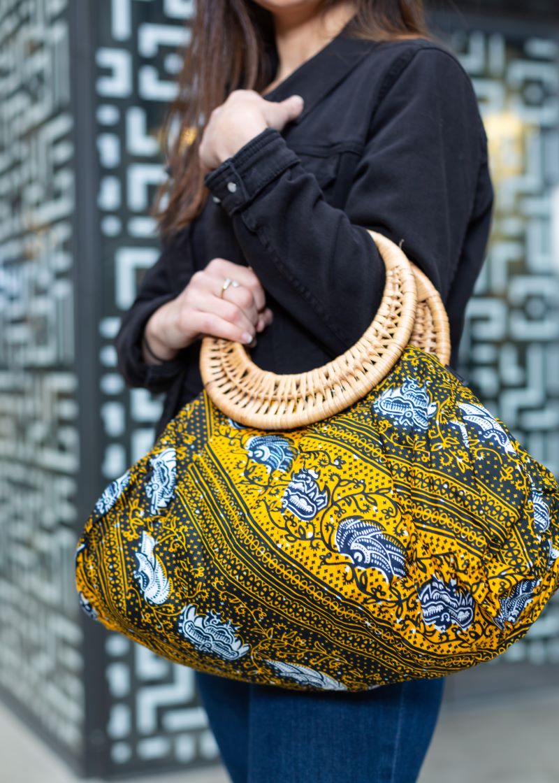 Femme avec sac à main en wax